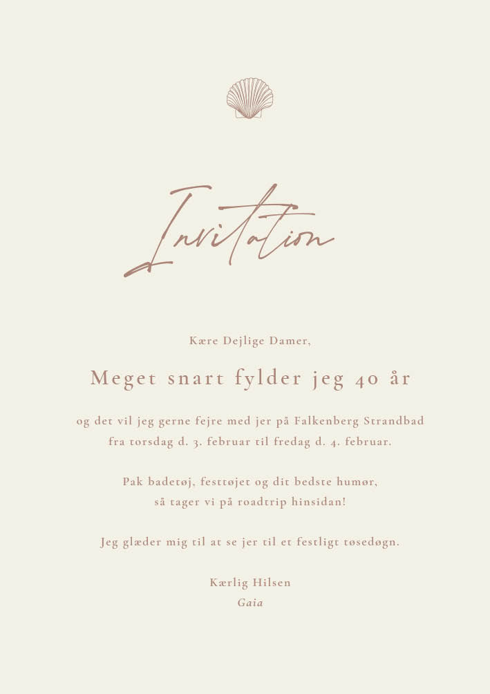 
                Sødeste fødselsdagsinvitation. Smuk invitation til en hyggelig fødselsdag med rosa farvet skrift og en beige baggrund med en lille fin musling i toppen. Benyt bagsiden til flere praktiske oplysninger eller indsæt et skønt foto af dig. Til dette design følger matchende elementer i form af velkomstskilt, bordoversigt, bordkort, menukort, drinkskort, takkekort mm.                